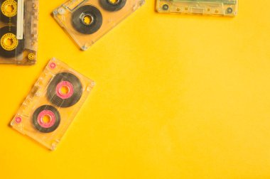 Sarı masa üzerinde Retro kaset. üst görünüm. Kopyalama alanı