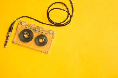 Sarı arka planda Retro kaset ve ses jakı