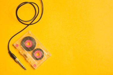 Sarı arka planda Retro kaset ve ses jakı