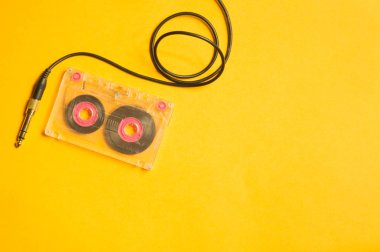 Sarı arka planda Retro kaset ve ses jakı