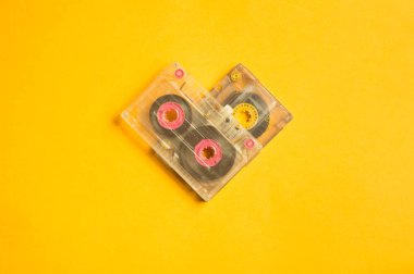 Sarı masa üzerinde Retro kaset. üst görünüm. Kopyalama alanı