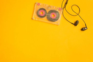 Sarı arka planda kulaklıklar ve Retro kaset