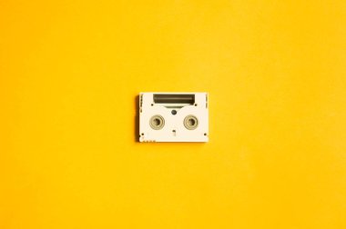 Sarı arka planda dijital video kaseti