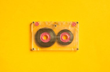 Sarı masa üzerinde Retro kaset. üst görünüm. Kopyalama alanı