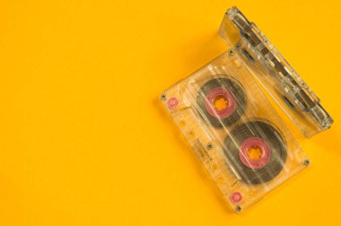 Sarı masa üzerinde Retro kaset. üst görünüm. Kopyalama alanı