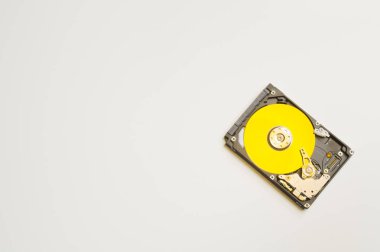 Renkli HDD beyaz izole. sabit disk sürücüsünü açın. veri depolama kavramı. bilgisayardan sabit disk