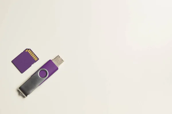 Sürücüler ve Memory Stick. Beyaz arka planda izole