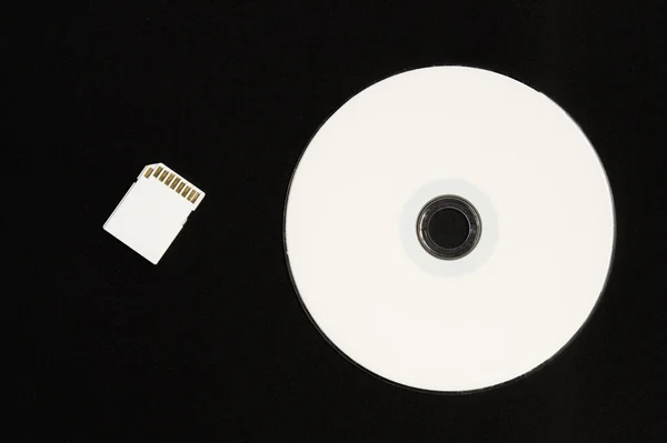 Carte mémoire et disque numérique isolés sur fond noir — Photo