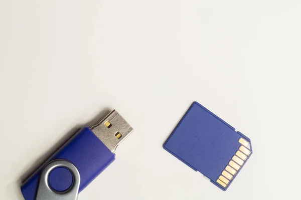 Sürücüler ve Memory Stick. Beyaz arka planda izole