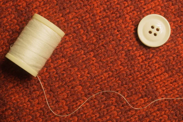 Bouton à coudre sur fond textile — Photo