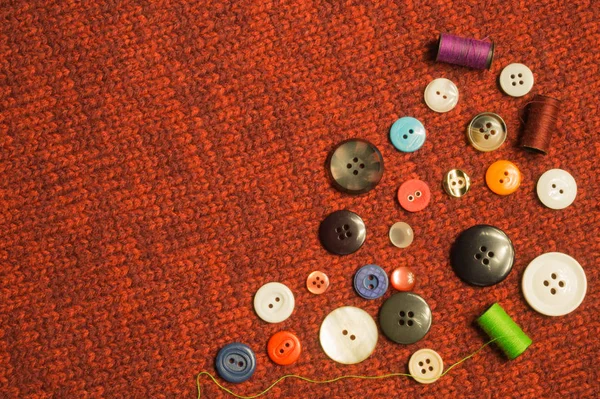 Различные кнопки шитья на текстильном фоне — стоковое фото
