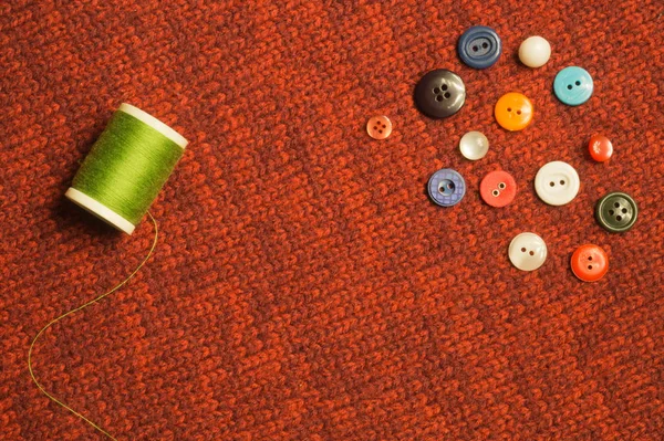 Различные кнопки шитья на текстильном фоне — стоковое фото