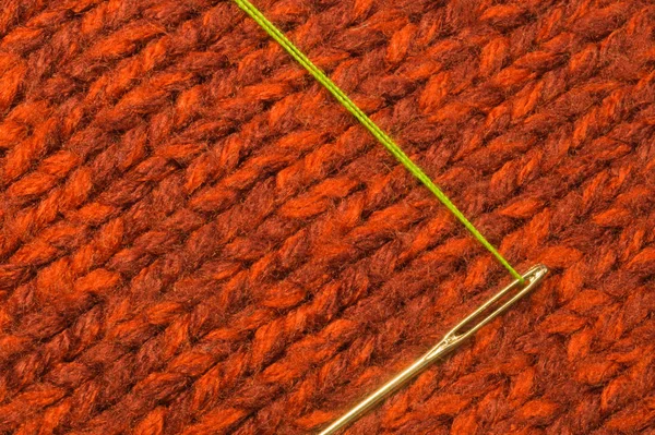 Agulha com macro de rosca no fundo têxtil — Fotografia de Stock