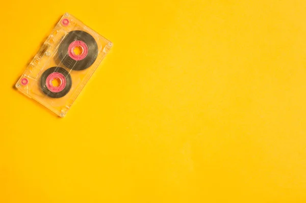 Retro taśma magnetofonowa na żółtym stole. widoku z góry. miejsce kopiowania — Zdjęcie stockowe