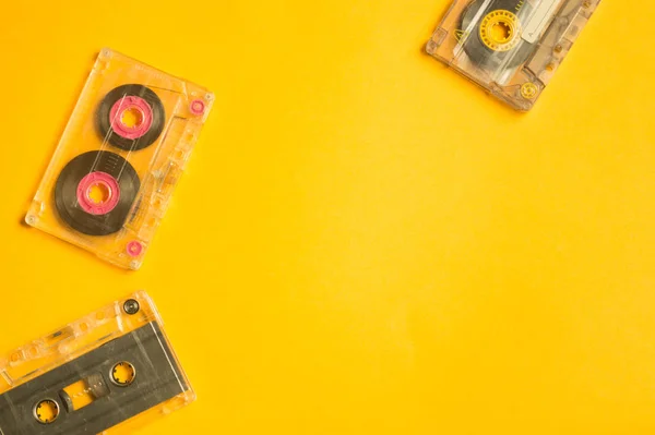 Retro taśma magnetofonowa na żółtym stole. widoku z góry. miejsce kopiowania — Zdjęcie stockowe