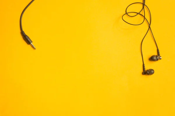 Gniazdo audio z czarnym przewodem izolowanym na żółto — Zdjęcie stockowe