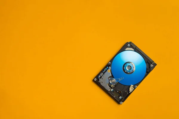 Красочный hdd. открыть жесткий диск. концепция хранения данных. массив данных. жесткий диск с компьютера. копировальное пространство — стоковое фото