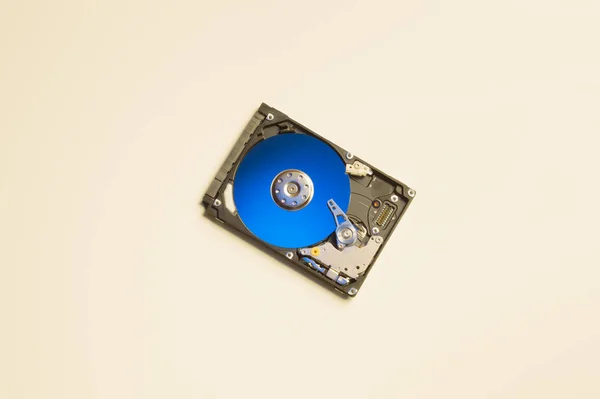 Hdd colorido isolado em branco. abrir unidade de disco rígido. conceito de armazenamento de dados. disco rígido do computador — Fotografia de Stock