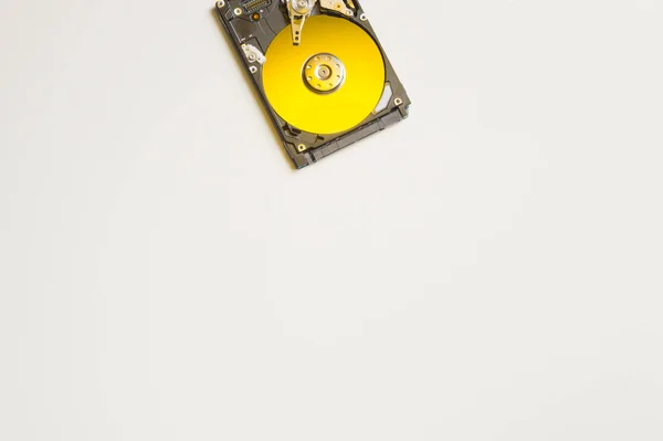 Hdd colorido isolado em branco. abrir unidade de disco rígido. conceito de armazenamento de dados. disco rígido do computador — Fotografia de Stock