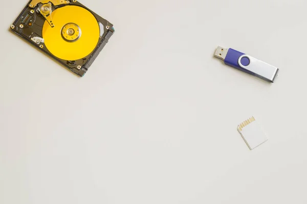 흰색 절연 화려한 hdd. 메모리 카드 및 usb가 있는 하드 디스크 드라이브. 컴퓨터에서 하드 드라이브 — 스톡 사진