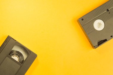 Sarı arka planda izole VHS video teyp kaseti