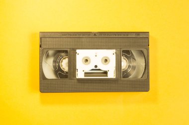 Sarı arka planda video kaseti. Kopyalama alanı