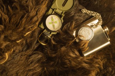 Modern pusula ve kürk arka planda eski saat. Gezinti