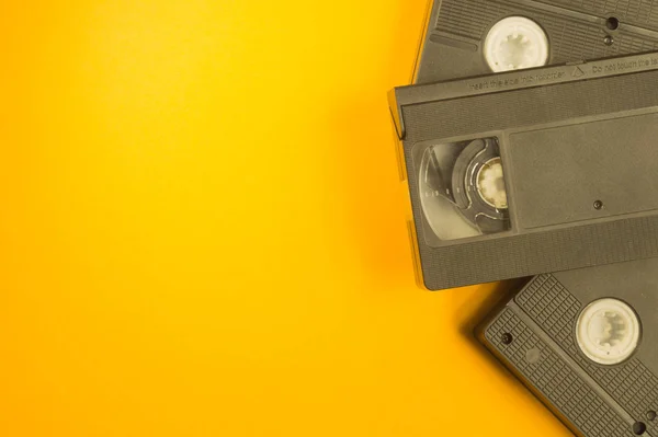 Sarı arka planda izole VHS video teyp kaseti