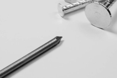 Beyaz arka planda izole metal çivi. çalışma araçları