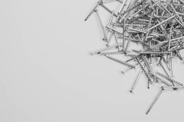 Beyaz arka planda izole metal çivi. çalışma araçları