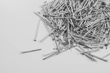 Beyaz arka planda izole metal çivi. çalışma araçları