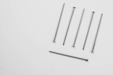 Beyaz arka planda izole metal çivi. çalışma araçları