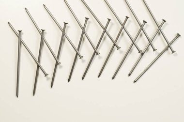 Beyaz arka planda izole metal çivi. çalışma araçları