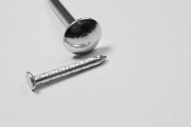 Beyaz arka planda izole metal çivi. çalışma araçları