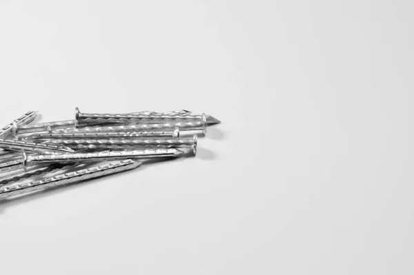Clavos de metal aislados sobre fondo blanco. herramientas de trabajo — Foto de Stock