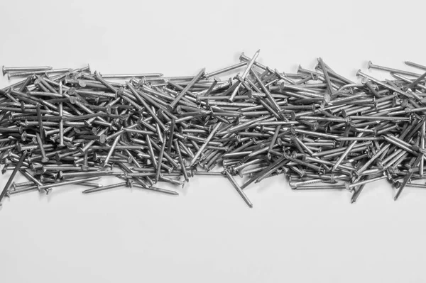 Beyaz arka planda izole metal çivi. çalışma araçları