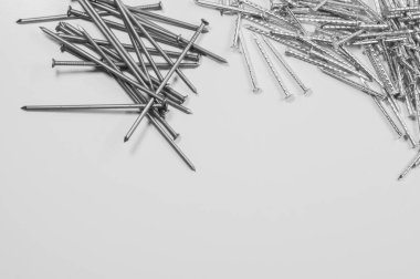 Beyaz arka planda izole metal çivi. çalışma araçları