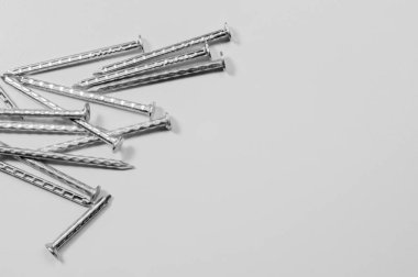 Beyaz arka planda izole metal çivi. çalışma araçları