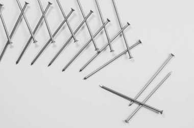 Beyaz arka planda izole metal çivi. çalışma araçları