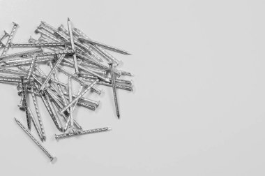 Beyaz arka planda izole metal çivi. çalışma araçları