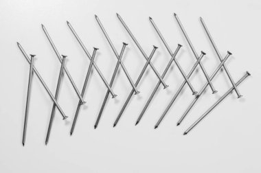 Beyaz arka planda izole metal çivi. çalışma araçları