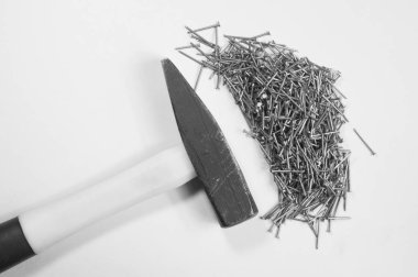 Beyaz arka plan üzerinde izole çivi ile çekiç