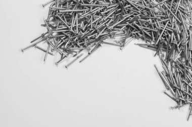 Beyaz arka planda izole metal çivi. çalışma araçları