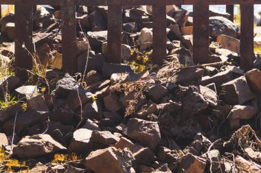 Kaba taş duvar. doğal taşlardan duvar