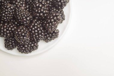 Böğürtlen beyaz arka plan üzerinde izole. taze çilek