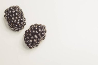 Böğürtlen beyaz arka plan üzerinde izole. taze çilek