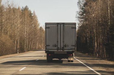 Otobanda giden teslimat kamyonu. bir karayolu üzerinde hareket eden araba