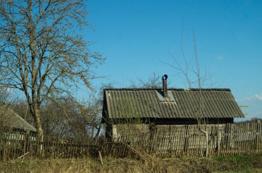 Doğal çevre sahnesinde geleneksel ahşap ev