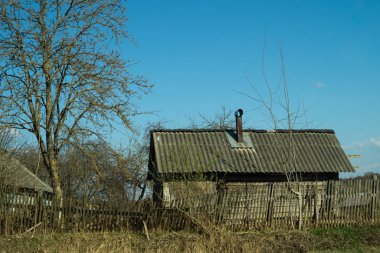 Doğal çevre sahnesinde geleneksel ahşap ev