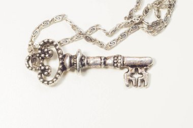 Beyaz arka planda izole edilmiş zincirli vintage anahtar. güvenlik konsepti